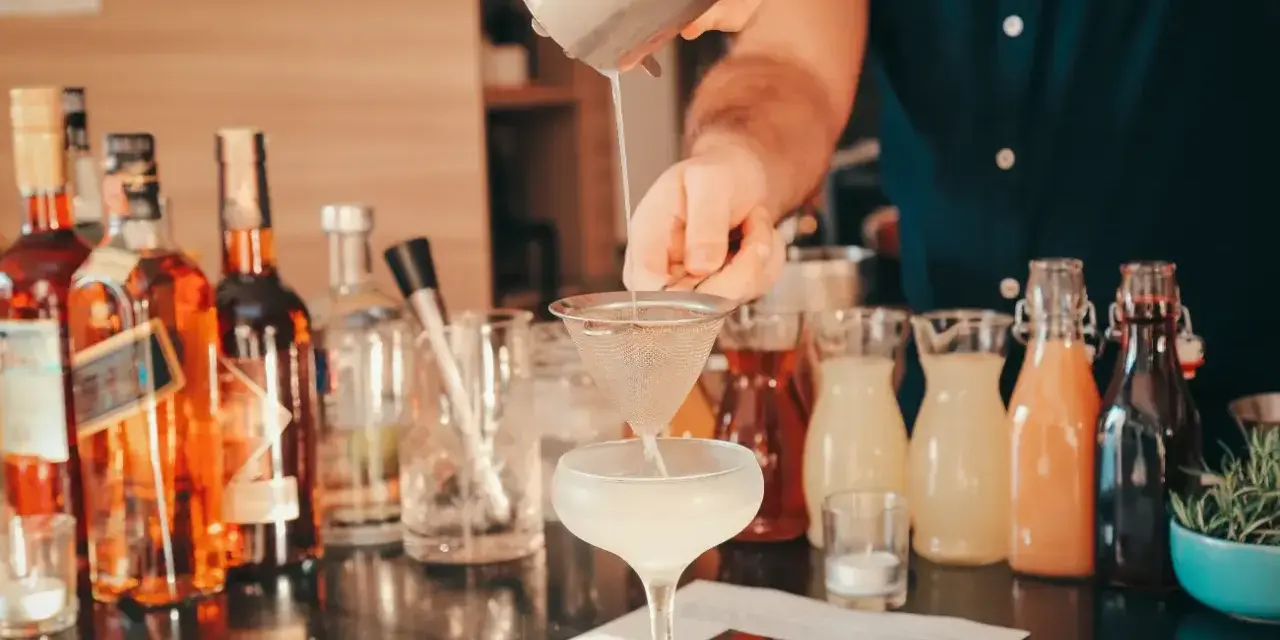 Czym barman miesza drinki? Wybierz shaker idealny dla Ciebie!