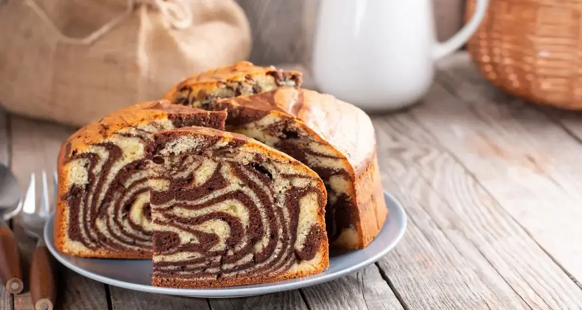 Torta zebrata, soffice e golosa, preparata in friggitrice ad aria. Perfetta per la colazione o la merenda.