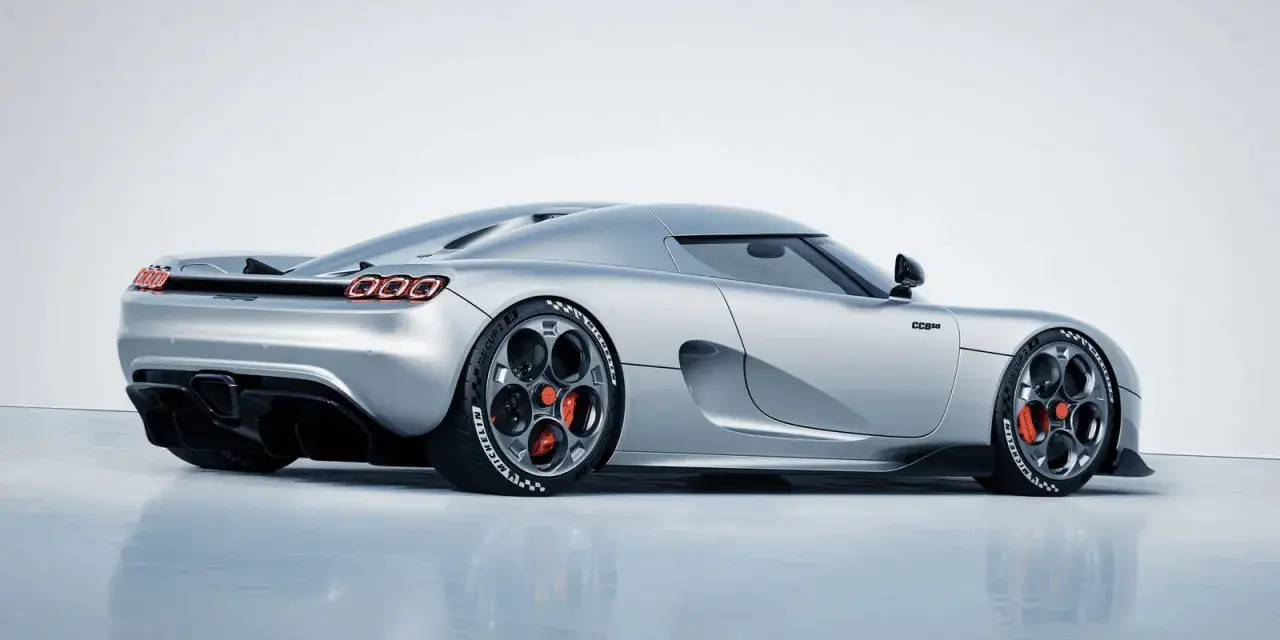 Srebrny Koenigsegg CC850 z czerwonymi zaciskami hamulcowymi i charakterystycznymi felgami.