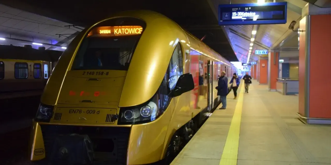 Złoty pociąg EN76-009 d z napisem "KATOWICE" na tablicy informacyjnej czeka na pasażerów. Może to być pociąg do Krakowa.