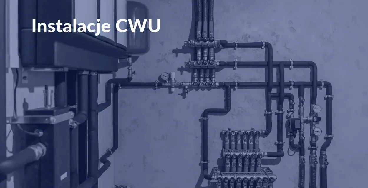Złożona instalacja CWU z widocznym kotłem i rozdzielaczami.