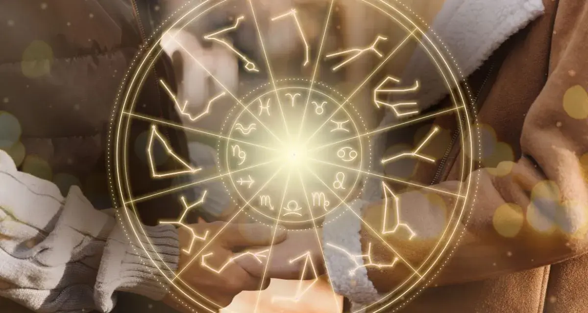 Koło zodiaku z symbolami gwiazd. Zastanawiasz się, jaki znak zodiaku pasuje do Ryby?