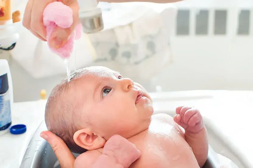 Jaka temperatura wody dla niemowlaka, aby zapewnić mu komfort?