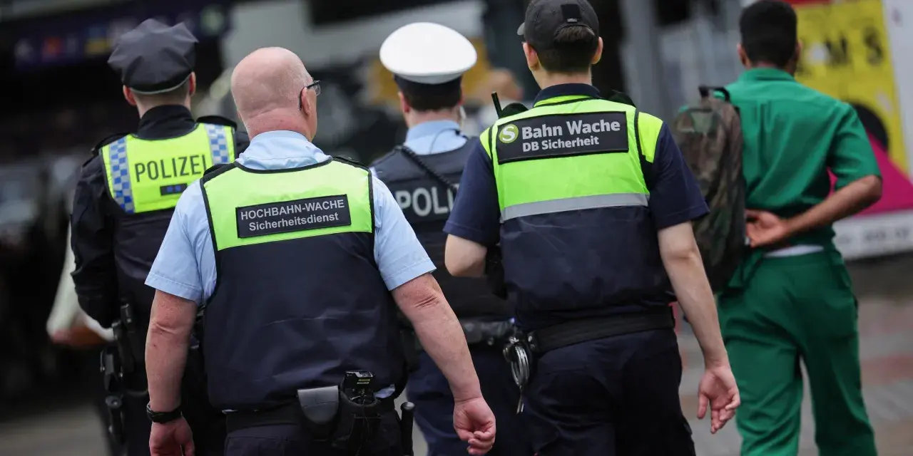 Policjanci w kamizelkach odblaskowych patrolują ulice, dbając o bezpieczeństwo. Czy Niemcy są bezpiecznym krajem? Obecność służb sugeruje troskę o porządek.
