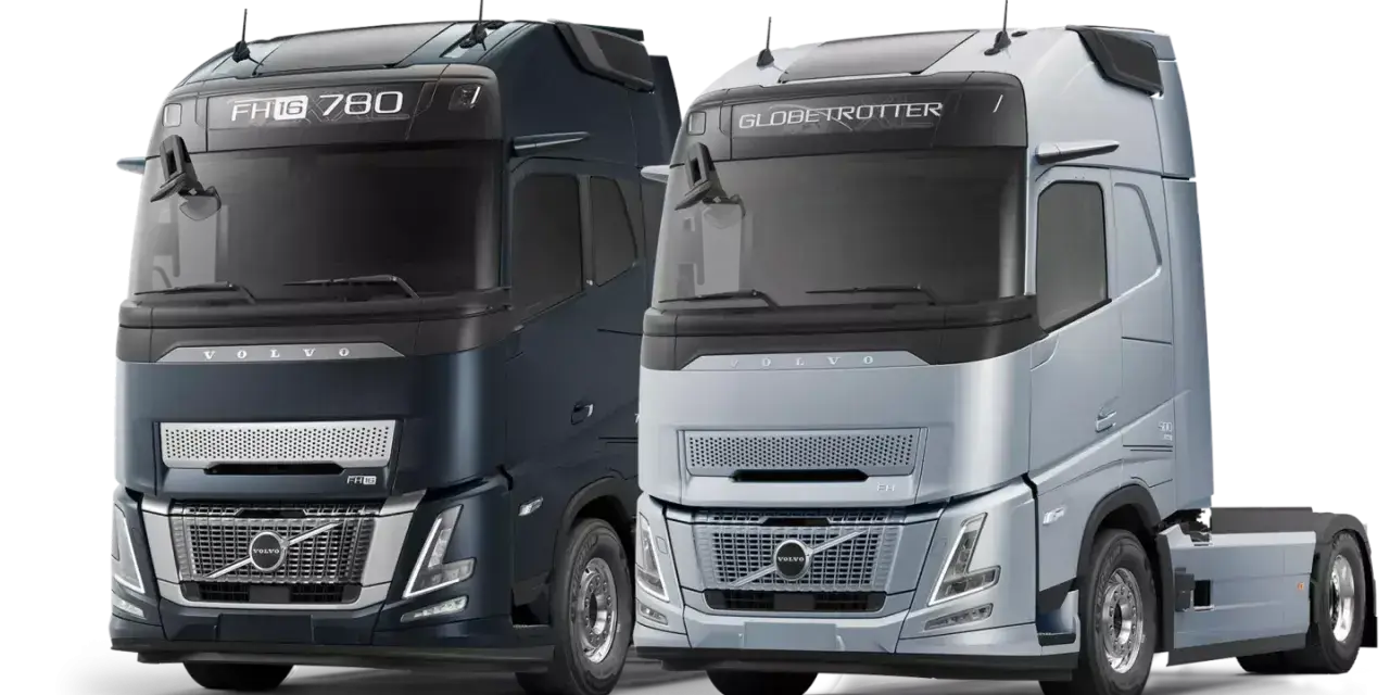 Dwa nowoczesne Volvo FH16 780 i FH Globetrotter, jedne z najlepszych ciężarówek na świecie, prezentują się na czarnym tle.