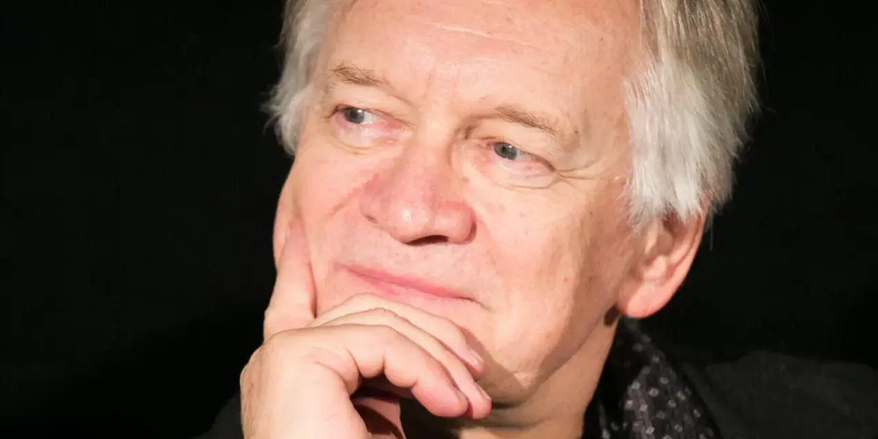 Portret Andrzeja Seweryna z dłonią podpartą na policzku. Zastanawia się, ile lat ma Andrzej Seweryn.
