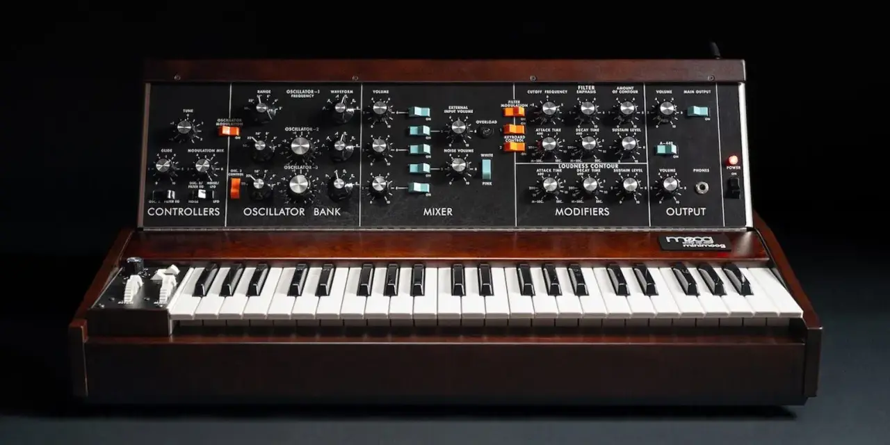 Ein Moog Minimoog-Synthesizer, ikonisch für die 70er Jahre und die Geburt von Synthesizer Musik.