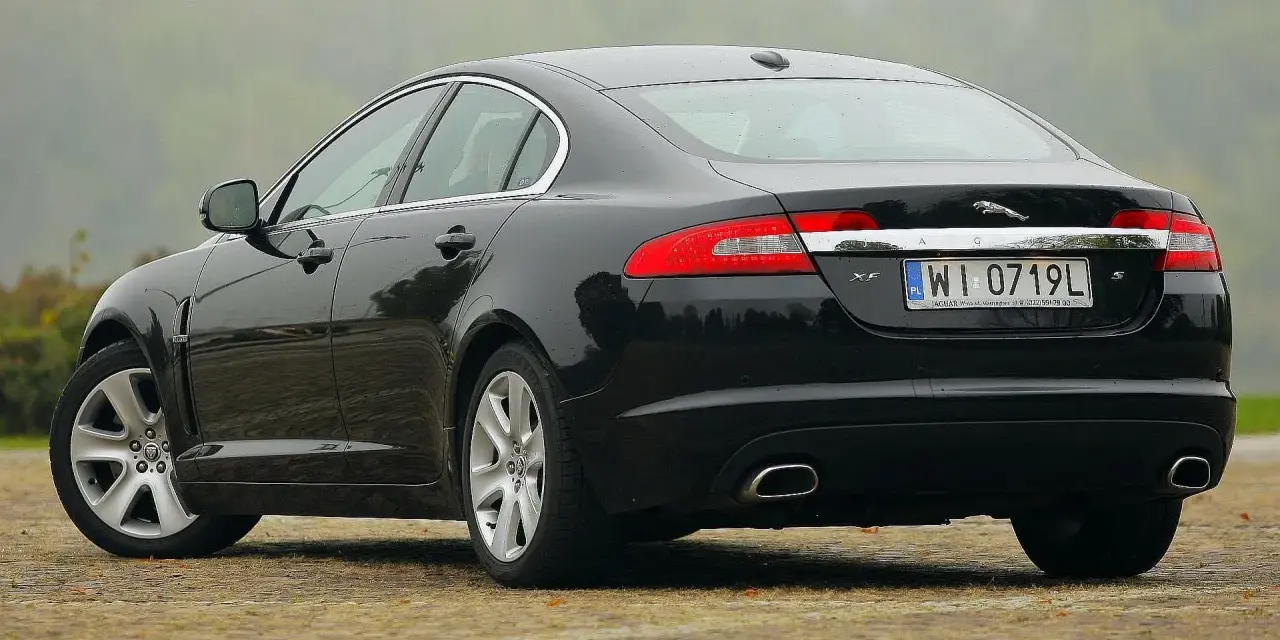 Czarne Jaguar XF 2.7 diesel, widok z tyłu. Opinie o tym modelu często podkreślają jego elegancję i komfort.