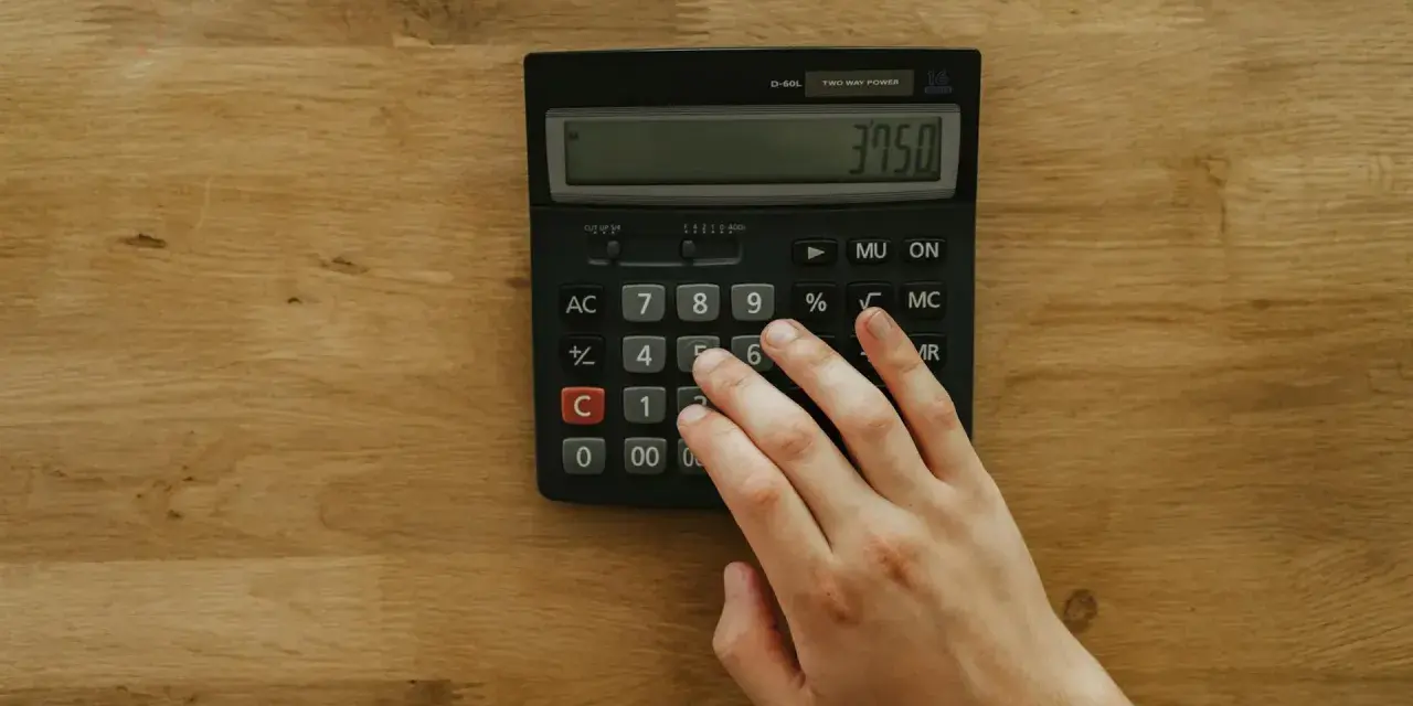Main tenant utilise une calculatrice pour déterminer quel compte bancaire à l'étranger doit-on déclarer.