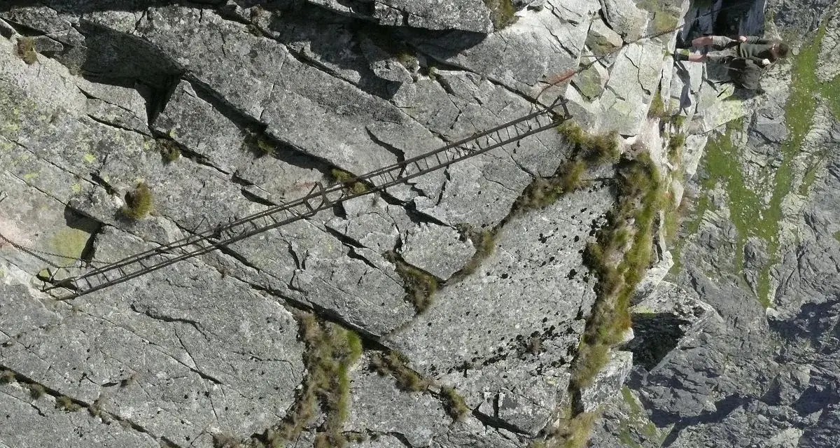 Trudna trasa Orla Perć. Metalowe drabinki i łańcuchy na skalnej ścianie. Ile osób zginęło na tej trasie?