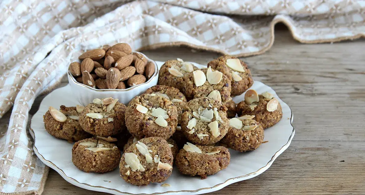 Biscotti alle mandorle, deliziosi dolci senza zucchero, perfetti per una pausa sana e gustosa.