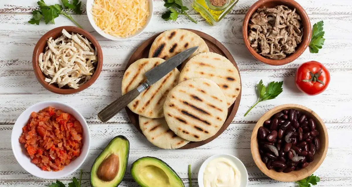 Arepas venezolanas con rellenos: pollo deshebrado, carne mechada, frijoles, queso, aguacate y ensalada.