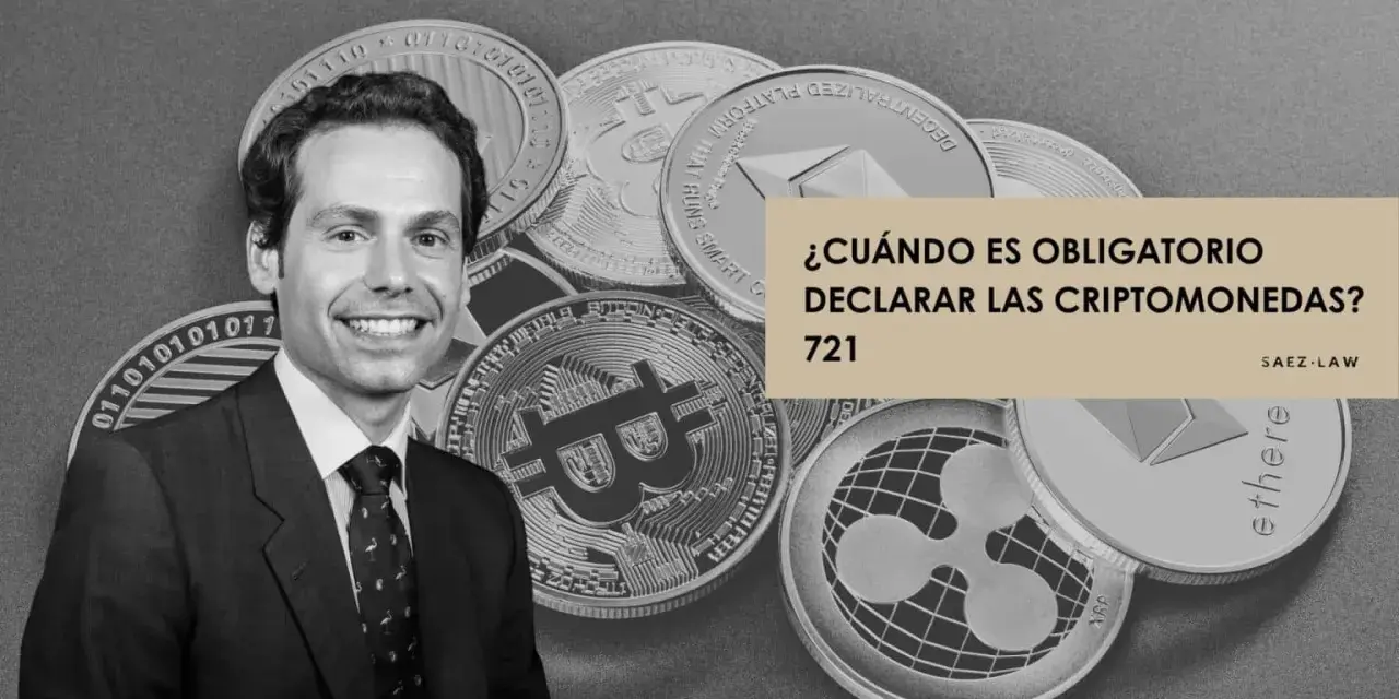 Hombre sonriente junto a monedas de criptomonedas. El texto pregunta: "¿Cuándo es obligatorio declarar las criptomonedas?". Si tienes criptomonedas, ¿tengo que declarar criptomonedas si no he vendido?