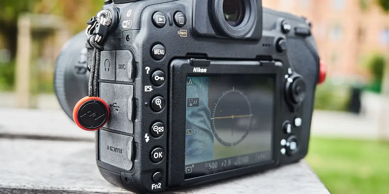 Nikon D850 cena: profesjonalny aparat fotograficzny z tyłu, z widocznym ekranem LCD i przyciskami sterującymi.