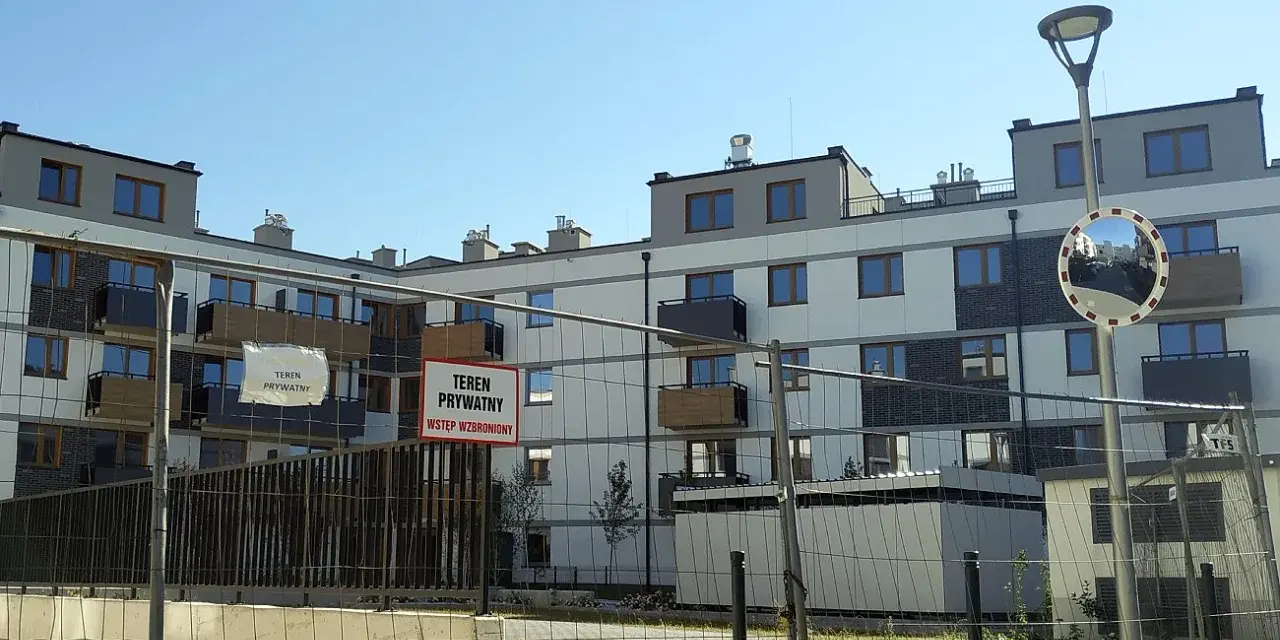 Nowe bloki, ogrodzenie i tabliczki "teren prywatny". Czy to już patodeweloperka?