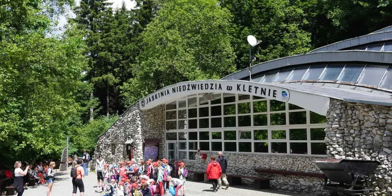 Grupa dzieci zwiedza Jaskinię Niedźwiedzią w Kletnie. To jedna z głównych atrakcji Lądka Zdroju.