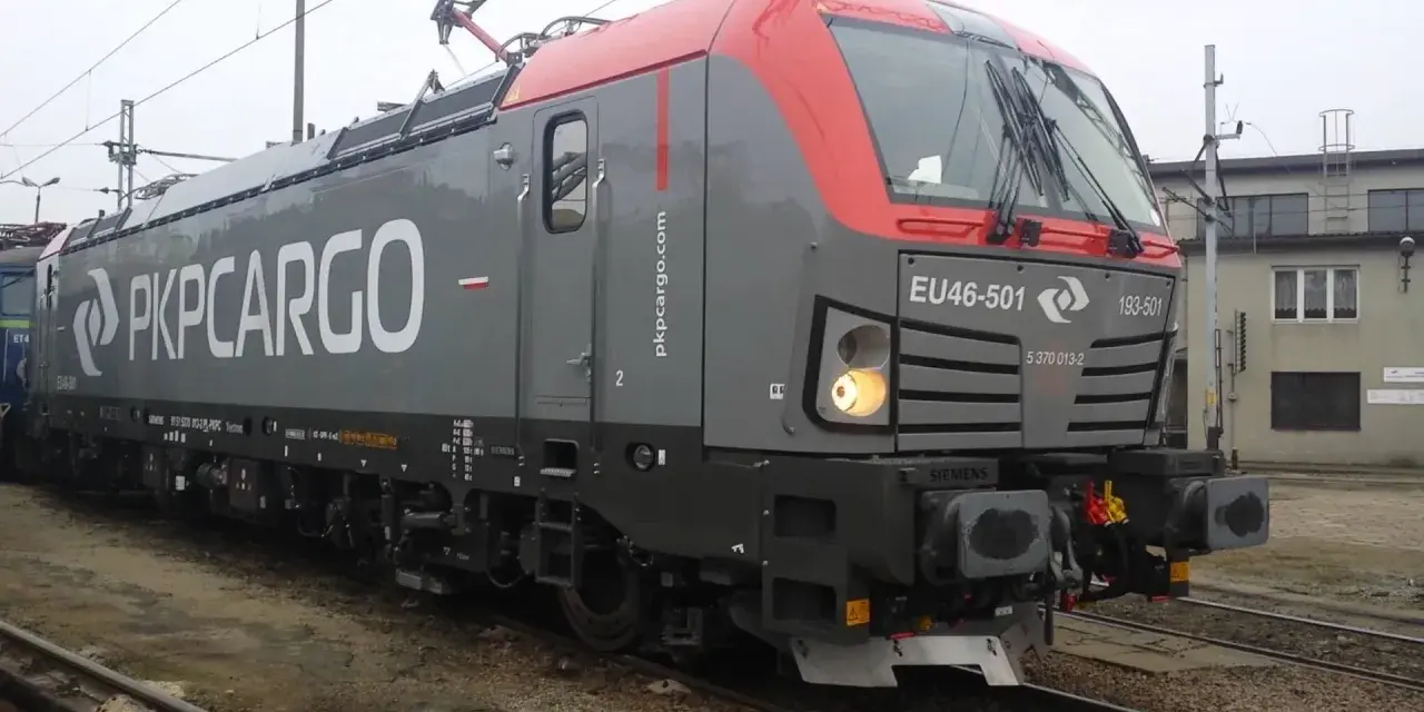 Lokomotywa PKP Cargo EU46-501 z napisem "PKPCARGO" na szarym boku i czerwonym przodem.