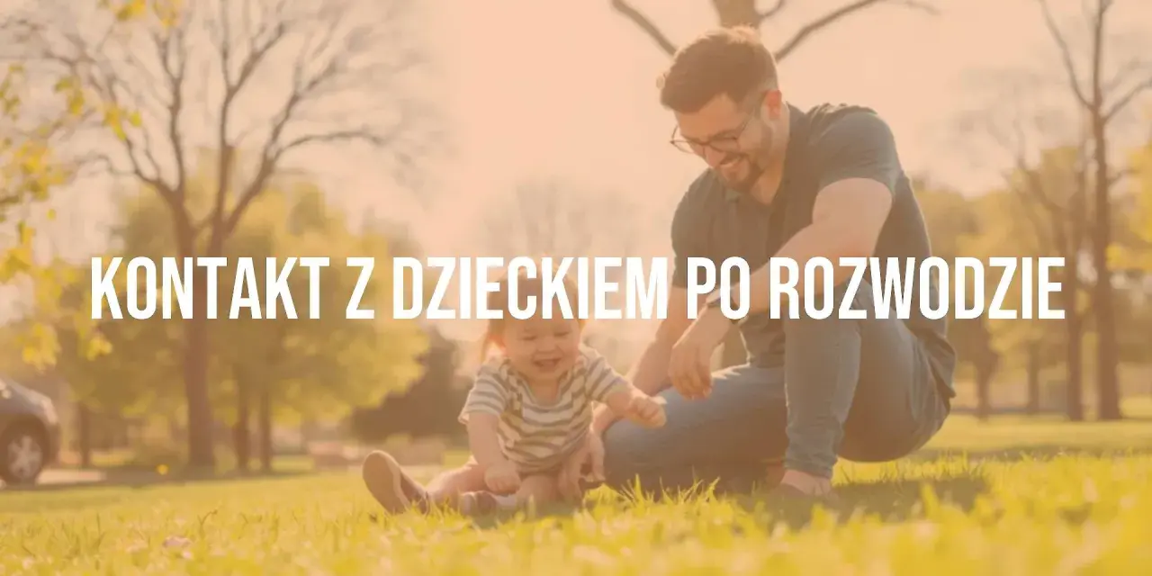 Szczęśliwy ojciec bawi się z dzieckiem na trawie. Temat bloga: kontakt z dzieckiem po rozwodzie.