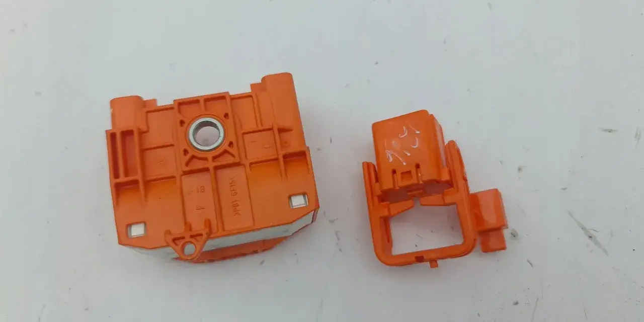 Pomarańczowy element z oznaczeniami, prawdopodobnie złącze bezpieczników do Toyota Corolla E21.