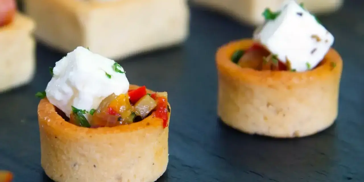 Mini tartaletki z warzywami i serem feta, idealne jako amuse bouche.
