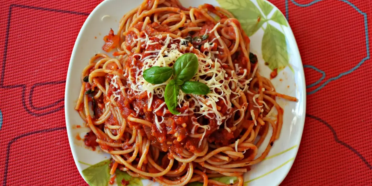 Spaghetti Napoli z passaty: Sekret szybkiego i smacznego obiadu