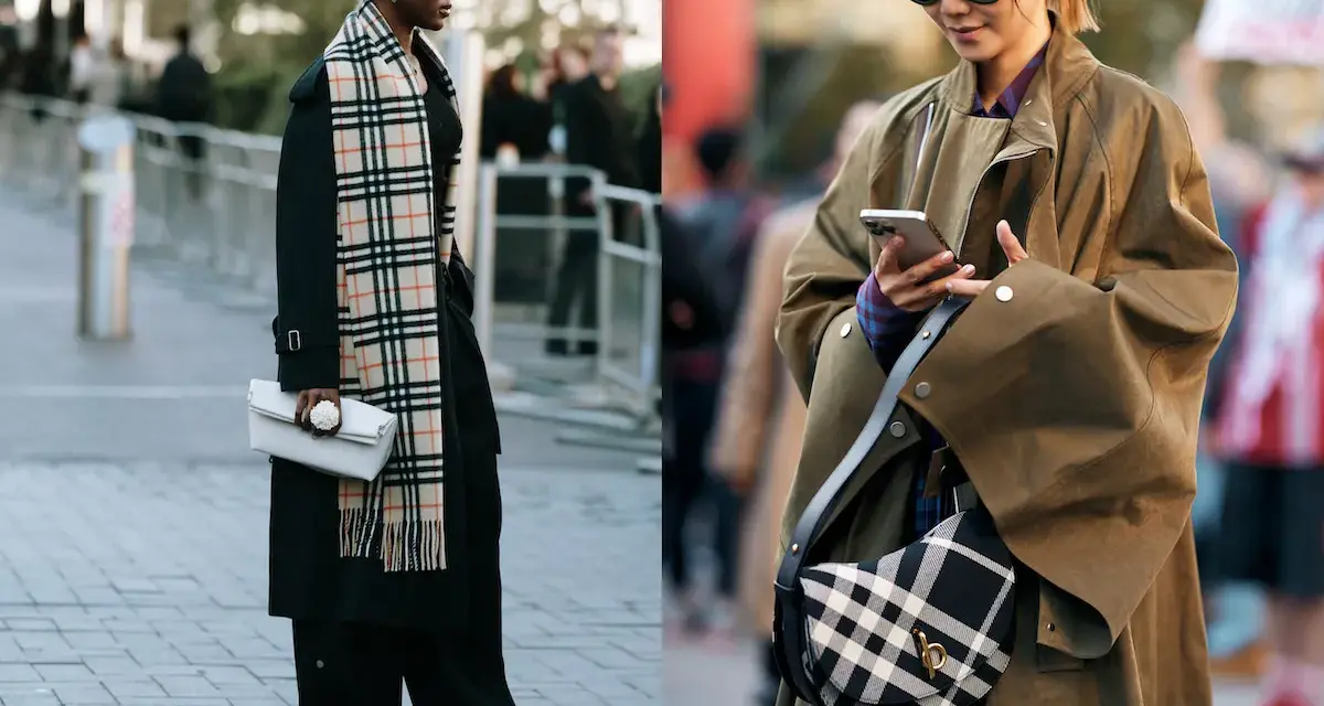 Due donne mostrano il loro outfit check significato con cappotti eleganti, sciarpe a quadri e borse di tendenza.