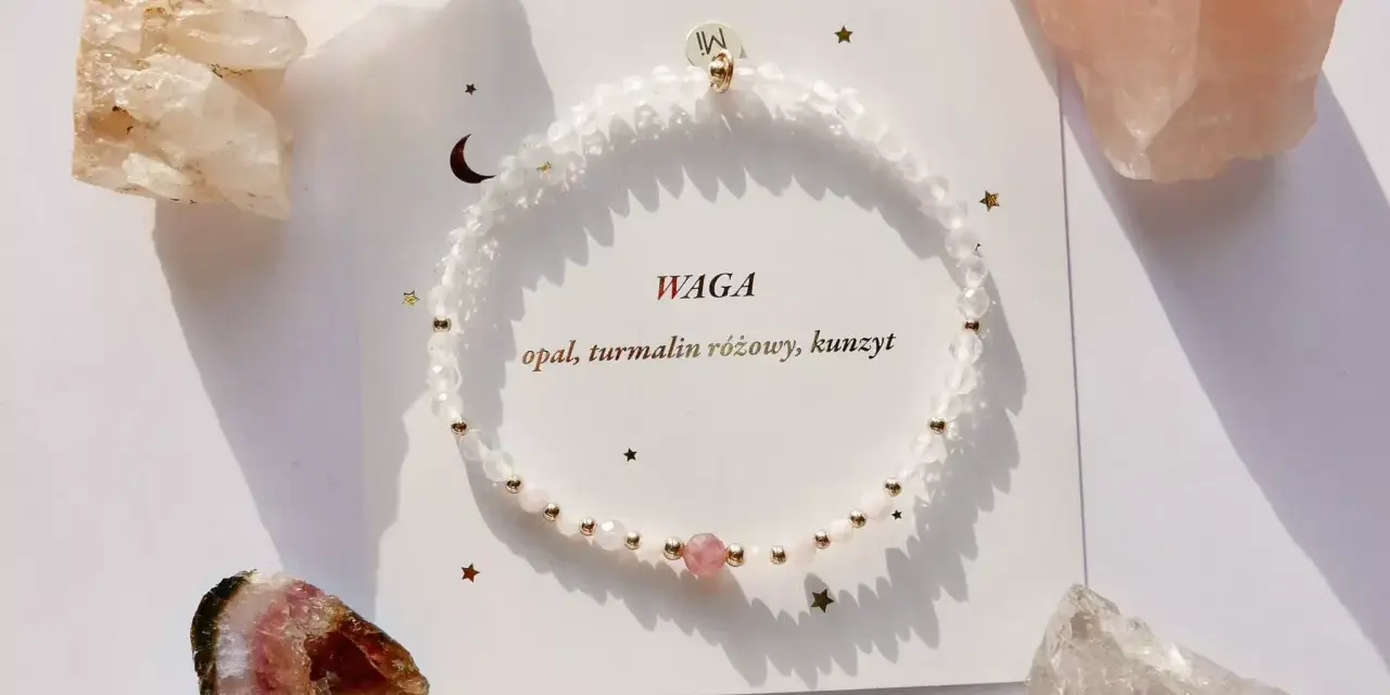 Bransoletka z opalu, turmalinu i kunzytu dla znaku zodiaku Waga. Otoczona kryształami.