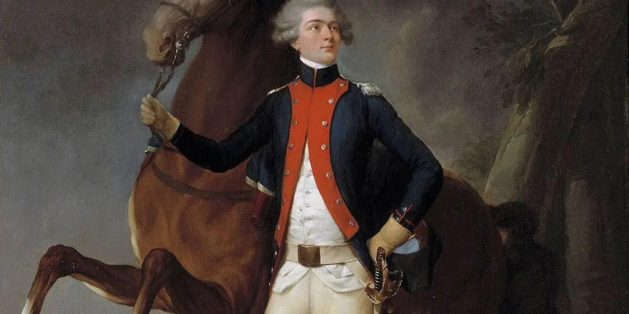 Portrait de **la Fayette** en uniforme militaire, tenant les rênes d'un cheval brun. Il porte une veste bleue avec un gilet rouge et un pantalon blanc.