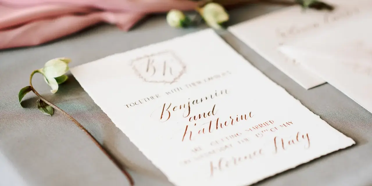 Eleganckie zaproszenia ślubne z kaligrafią. Inspiracja, jak przygotować zaproszenia na rocznicę ślubu dla rodziców i dziadków.