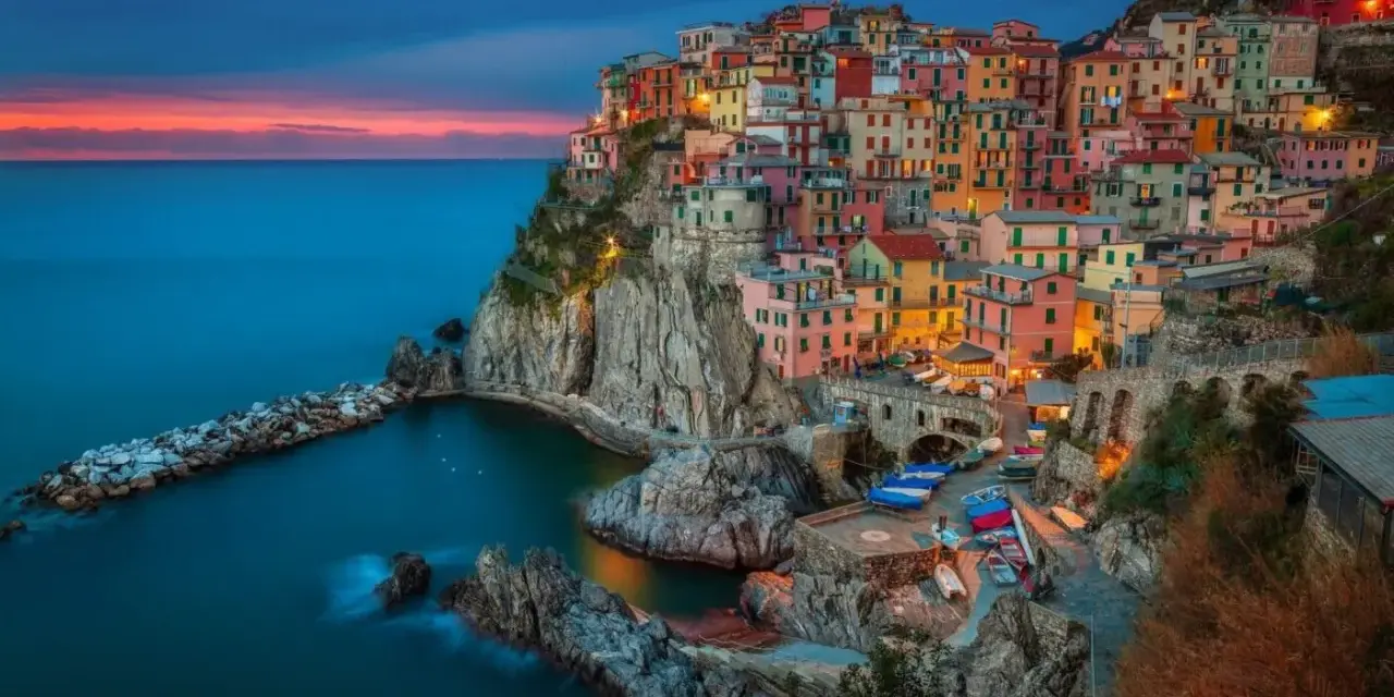 Kolorowe domy Cinque Terre na klifie, idealne miejsce, gdzie do Włoch.