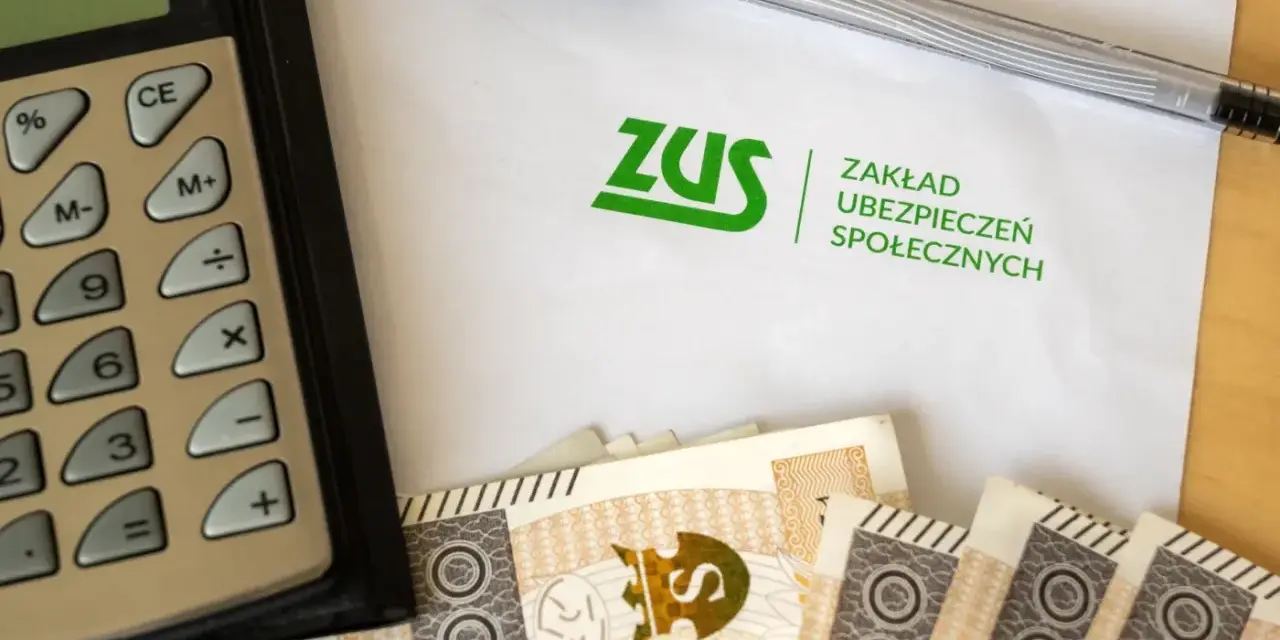 Kalkulator, długopis, banknoty i dokument ZUS. To ZUS wypłaca L4 ciążowe.