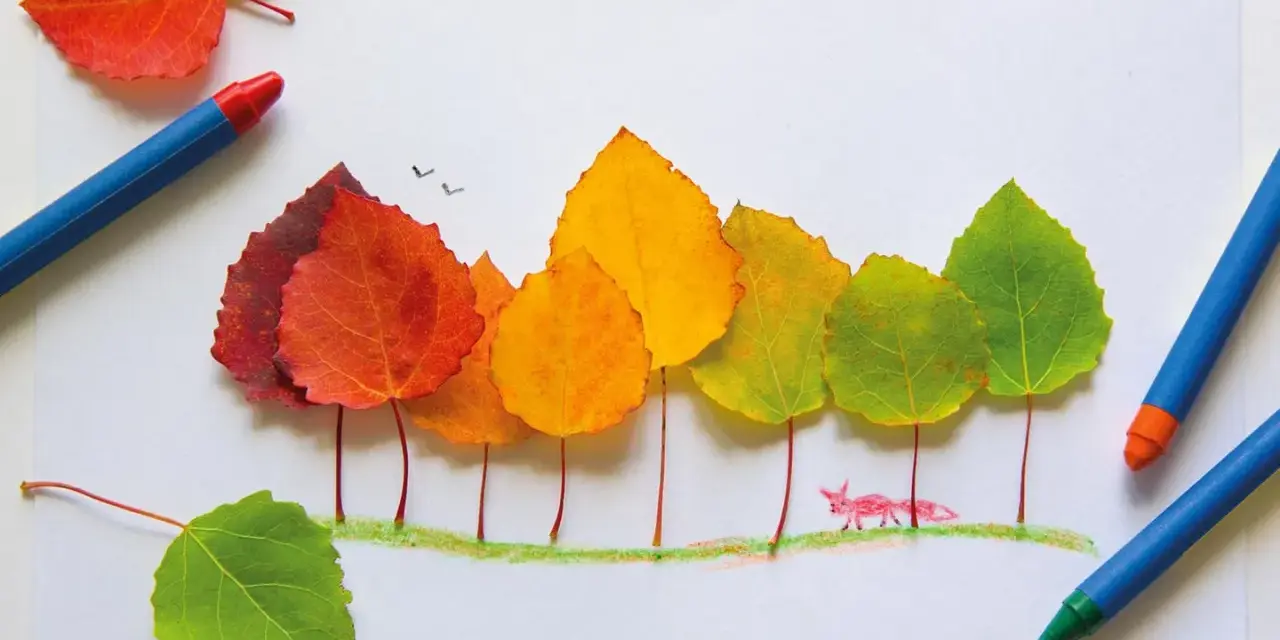 Bunte Herbstblätter werden zu Bäumen arrangiert. Ein kleiner Fuchs schaut neugierig hervor. Perfekt für Herbst basteln Kinder!