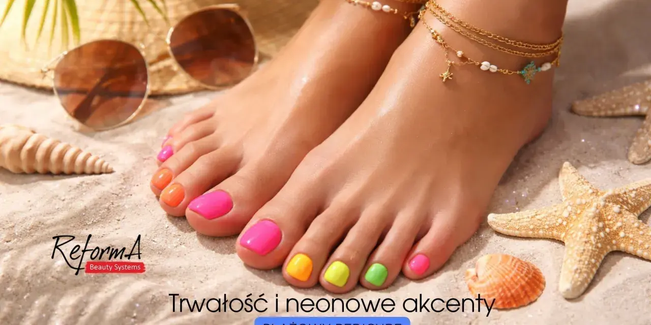 Letnie, neonowe paznokcie u stóp – idealny pedicure hybrydowy na plażę. Złota biżuteria i muszelki dopełniają wakacyjny klimat.