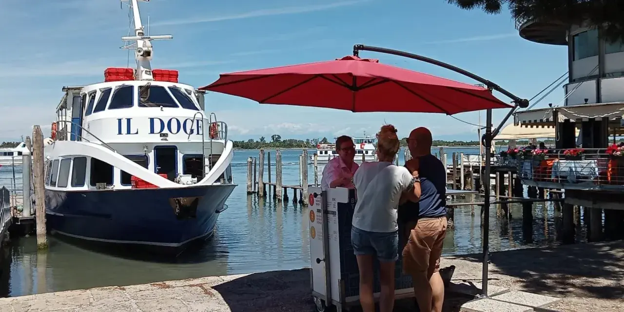 Imbarcazione "Il Doge" attraccata, in attesa di passeggeri per la linea 15 Punta Sabbioni - Venezia.