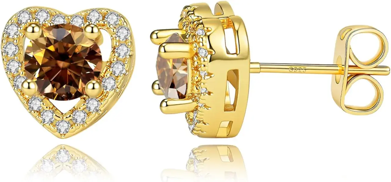Orecchini a forma di cuore dorati con zirconi bianchi e una pietra centrale color cognac. L'oro contiene nichel, ma il design è elegante.