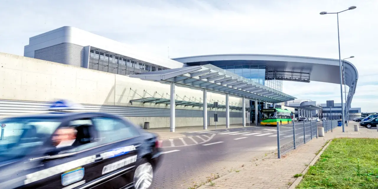 Parking Lotnisko Poznań: Ceny od 100 zł i jak zaoszczędzić