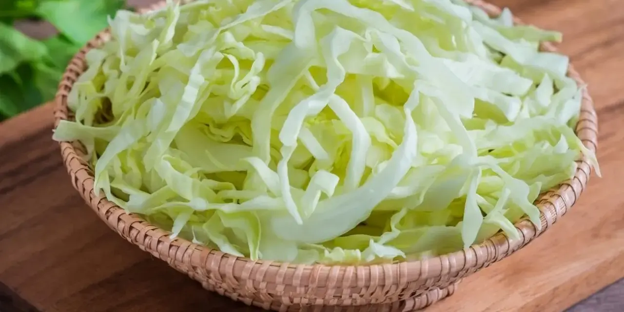 Posiekana kapusta biała w koszyku. Niska zawartość kcal sprawia, że jest idealna do sałatek i surówek.