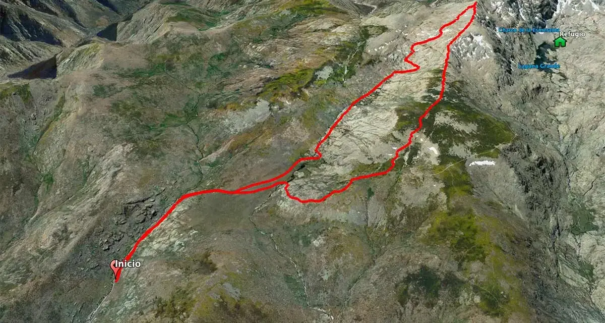 La ruta Morezón se muestra en rojo sobre un paisaje montañoso, comenzando en "Inicio" y ascendiendo hacia el Refugio y la Laguna Grande.