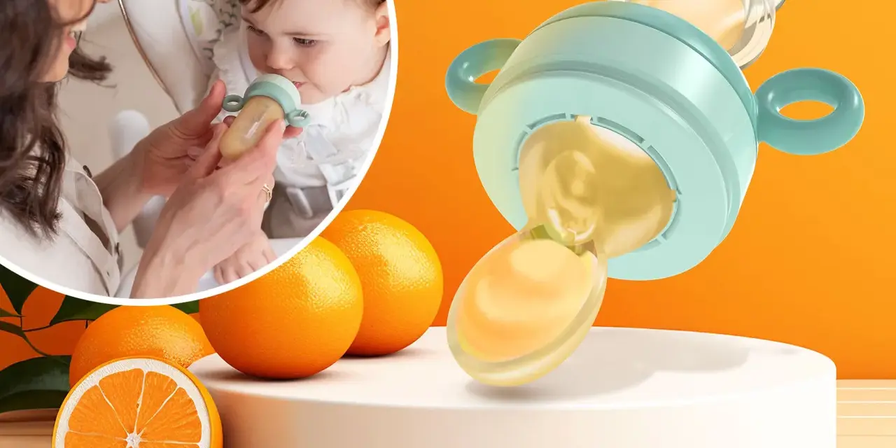 Mama karmi dziecko smoczkiem do owoców, który wygląda jak mały dzbanuszek z pomarańczowym płynem. Obok pomarańcze.