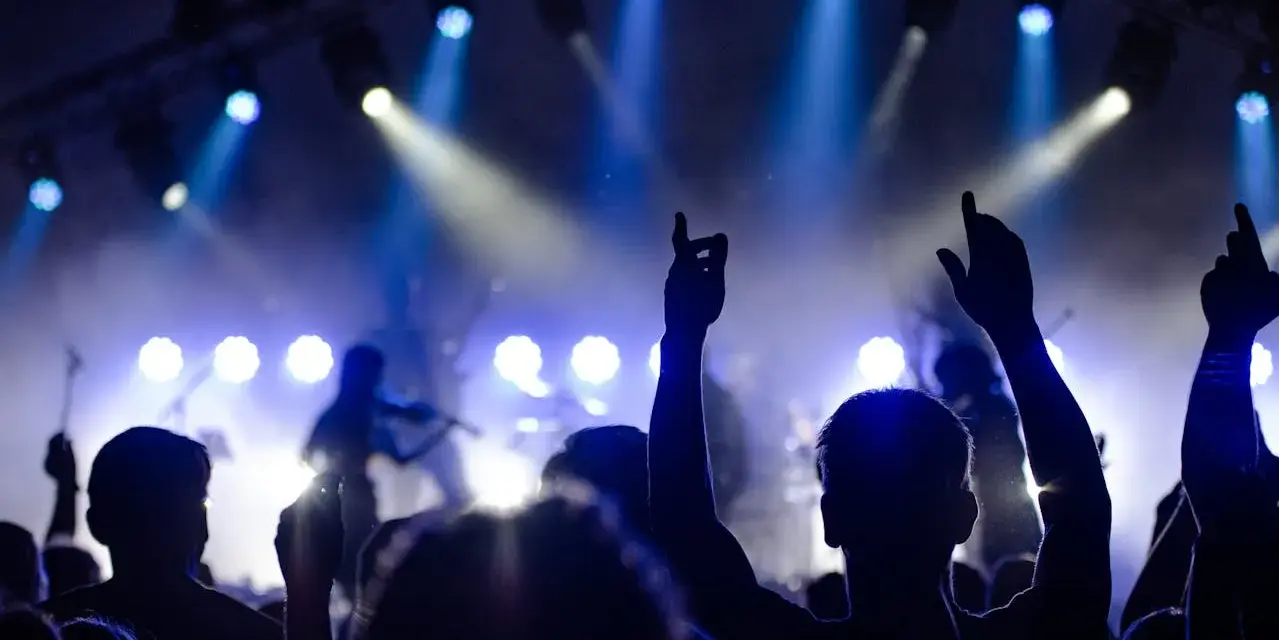 Tłum na koncercie, ręce w górze, światła sceniczne. Tak wyglądają juwenalia – studenckie święto radości i muzyki.