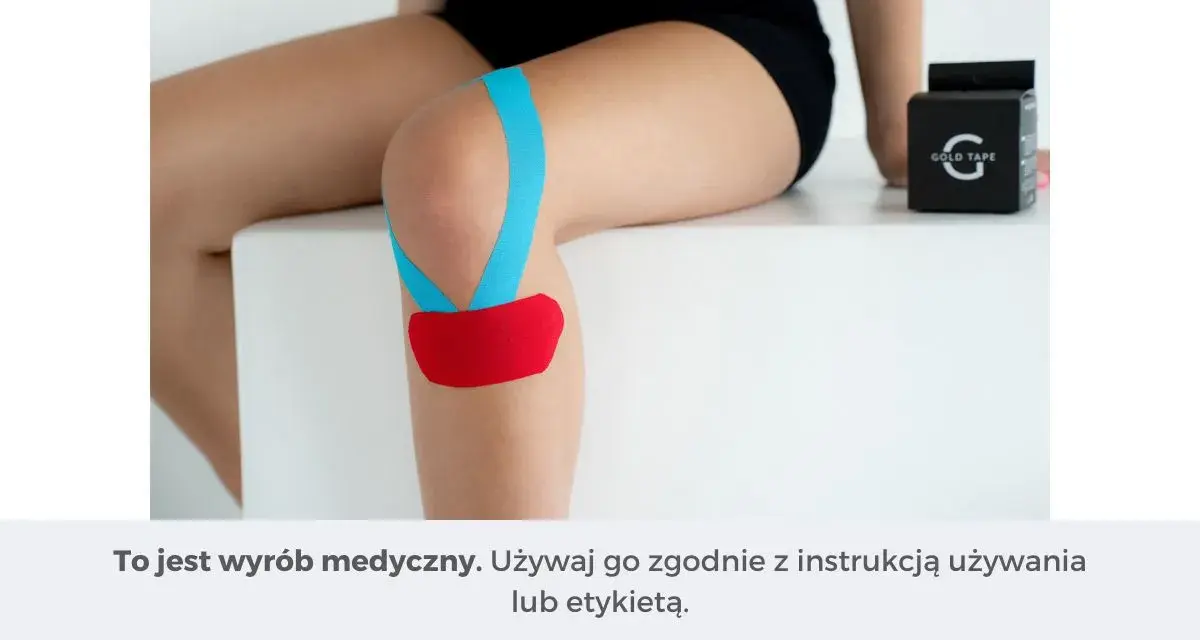 Kolorowe taśmy do kinesiotapingu na kolanie, wspierające rehabilitację. Obok pudełko z taśmą.