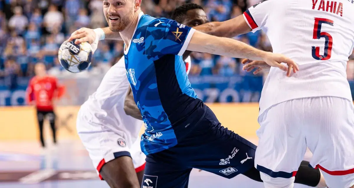 Piłkarz Wisły Płock w akcji przeciwko PSG. Zawodnik w niebieskiej koszulce z piłką w ręku, gotowy do rzutu.