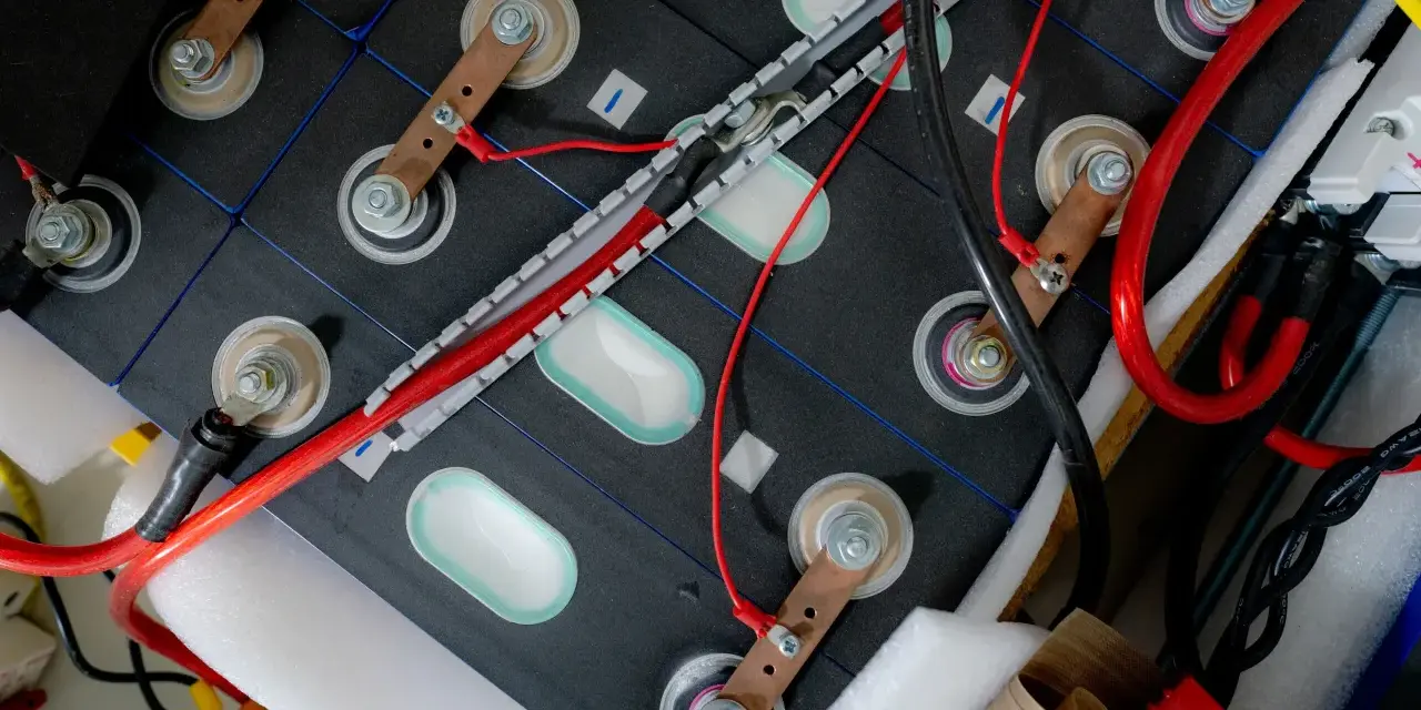 Ile waży bateria do samochodu elektrycznego? Zaskakujące różnice!