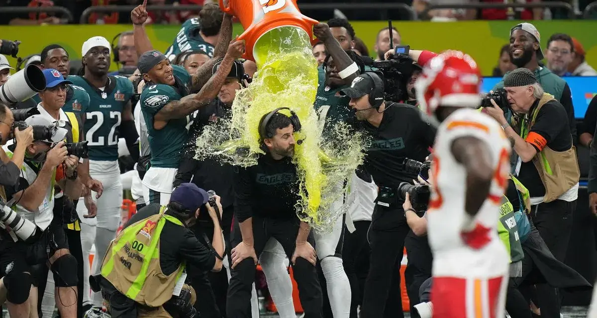 Radość po wygranej! Trener Eagles oblany napojem po meczu, który mógłby być finałem Super Bowl 2025.