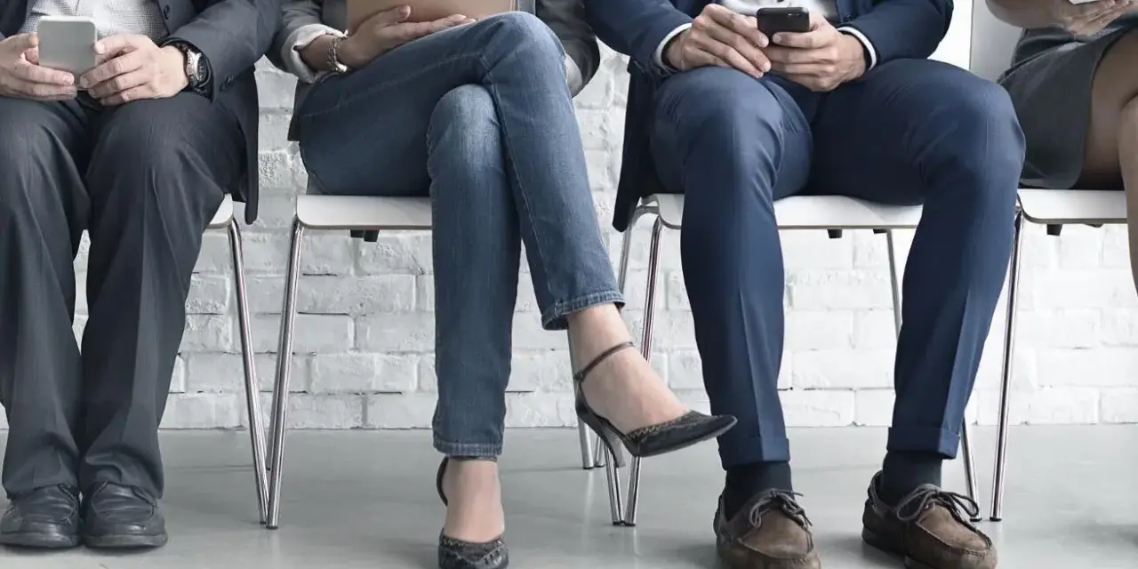 Giovani in attesa per un colloquio di lavoro, un momento cruciale per decidere che lavoro fare a 20 anni.