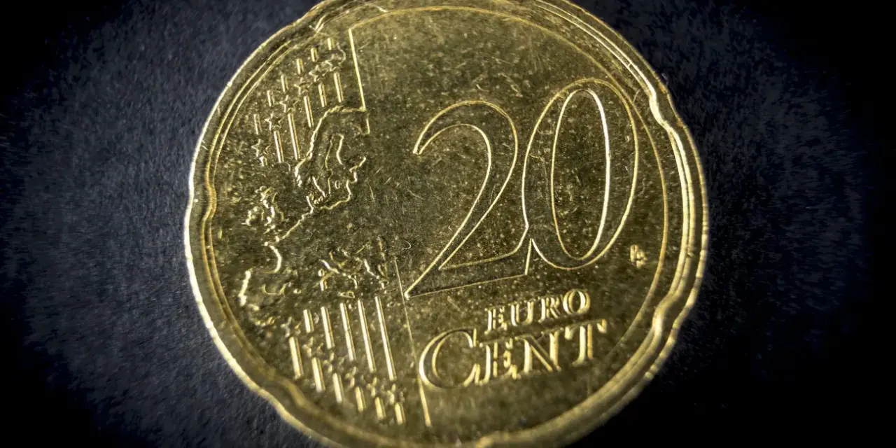 Une pièce de 20 centimes d'euros, avec le chiffre 20 bien visible et une carte de l'Europe.