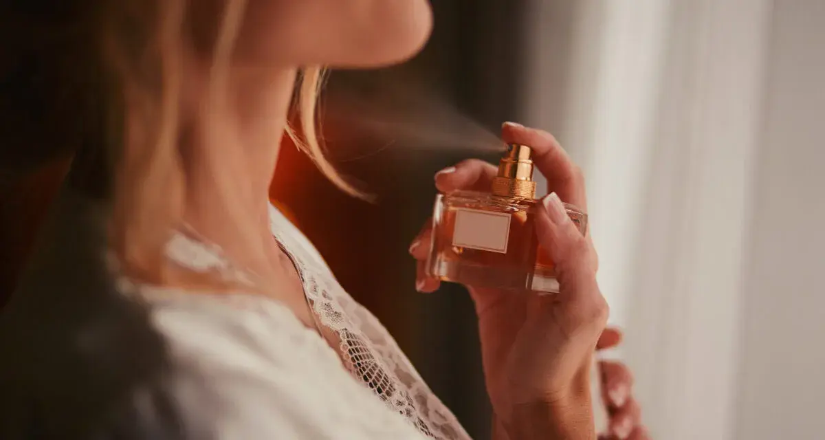 Perfumy: Gdzie psikać, by pachnieć dłużej? Sekrety ekspertki