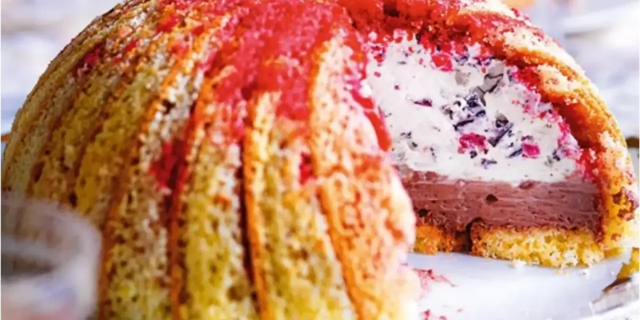 Un delizioso dolce, simile ai dolci tipici toscani, con strati di gelato al cioccolato e crema, ricoperto da savoiardi e spolverato di rosso.