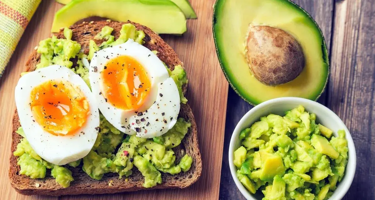 Toast integrale con avocado schiacciato e uovo sodo, un'idea per ricette con avocado veloci e gustose.
