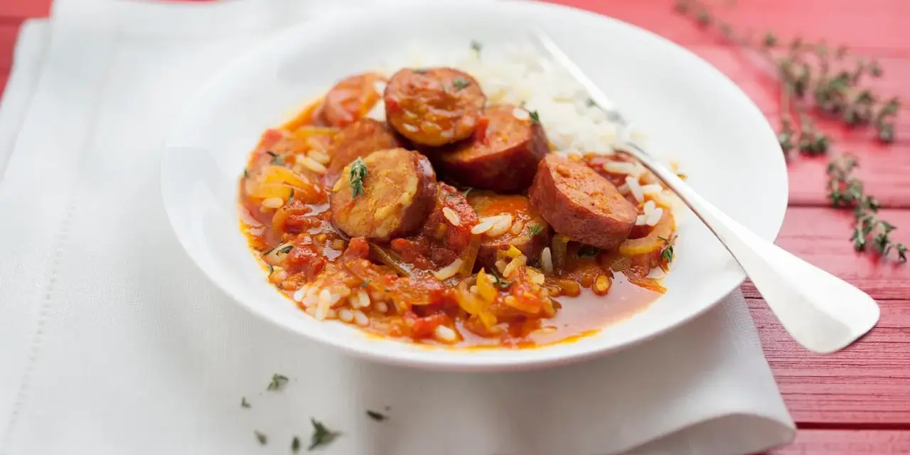 Un délicieux rougail saucisse Cookeo, servi avec du riz blanc.
